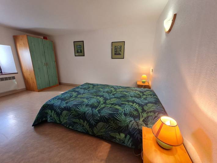 Gîte Champêtre avec Jardin Fleuri, Activités de Loisirs et Équipements pour Bébé in Pulney, Toul