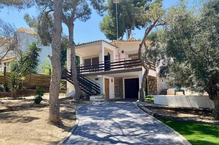 Cheap villa for 5 people, with balcony and garden in Torrevieja