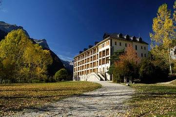 Hostal para 8 personas, con vistas además de jardín y balcón en Bielsa