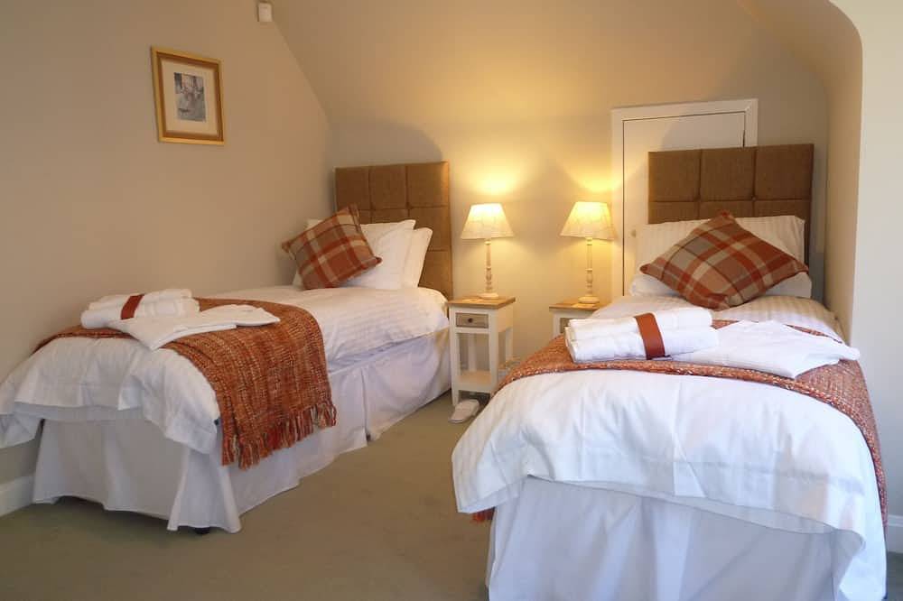 Fabulous location, luxury lodge for 8+2 in cots, hot tub, garden, garage, dogs in Aviemore, Highlands