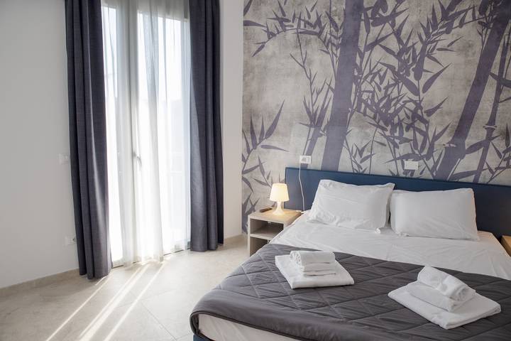 Ganze Wohnung, Deluxe Suite 1 mit Gemeinschaftspool und Privatem Balkon in Spiaggia Romantica (Manerba del Garda), Manerba del Garda