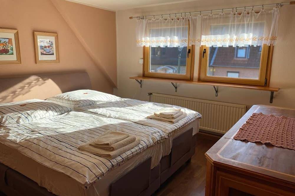 Cozy house with balcony and private parking in Dusseldorf, near exhibition halls in Eller-Düsseldorf, Düsseldorf