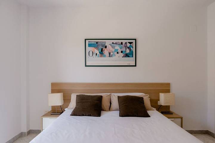 Appartamento intero, Apt. 2 camere nel Bajondillo con piscina, paddle A / C e WiFi: spiaggia a 75 m. in Playa El Bajondillo, Torremolinos