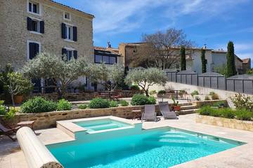 Location de vacances pour 10 personnes, avec jacuzzi à Malemort-du-Comtat