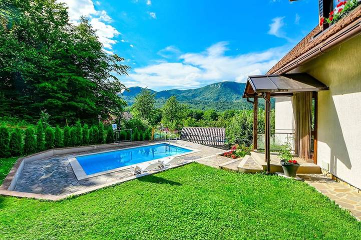 Ferienhaus für 6 Personen, mit Pool und Balkon - 1