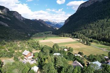 Hôtel pour 3 personnes, avec sauna ainsi que jardin et vue, animaux acceptés à Freissinières