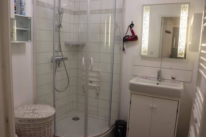 Gîte pour 3 personnes, avec jardin dans Plage du Hôme - 3