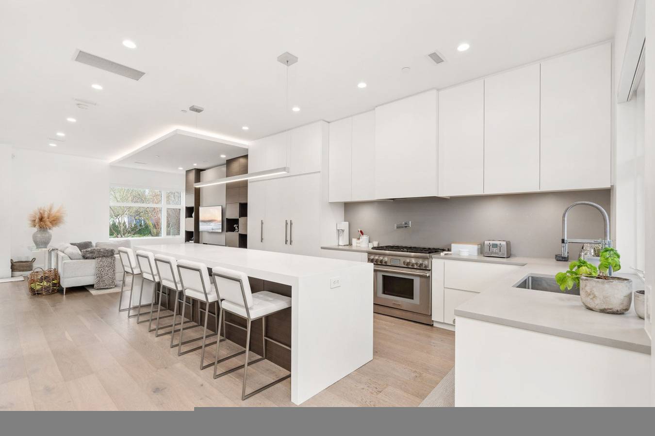 Upscale 4Br Fifa Home | Steps Away to Skytrain in Vancouver, British-Columbia