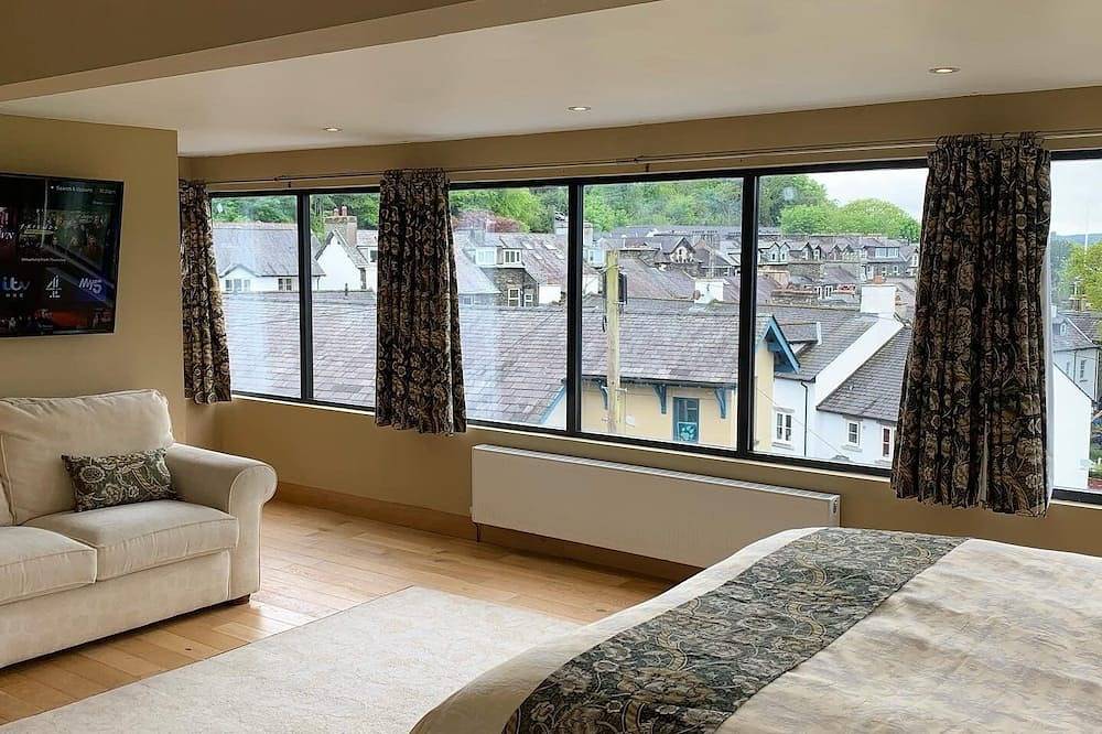 The Penthouse Bowness, Luxury Loft, Jacuzzi bath & Complimentary Lake View Spa in Bowness-on-Windermere, Lake District