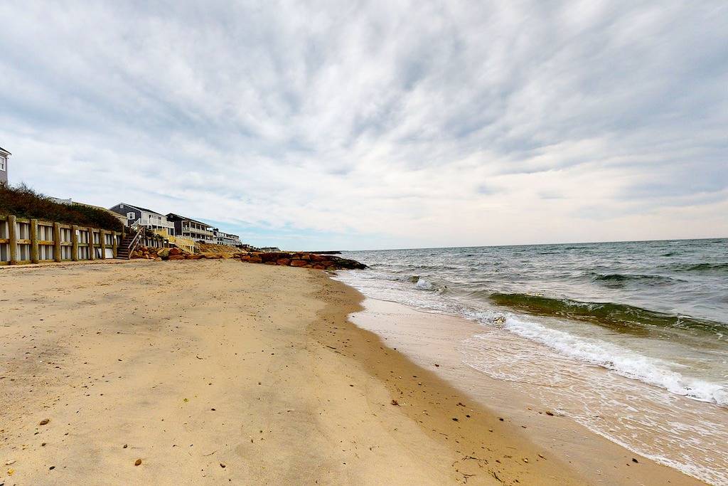 Ganze Wohnung, Dreamy ocean-view perch with furnished balcony & beach access - dog-friendly in Dennis Port, Dennis