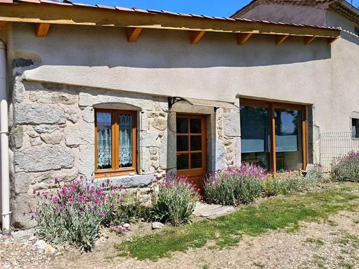 Location de vacances pour 5 personnes, avec Terrasse ainsi que Jardin et Vue dans Trézioux - 2