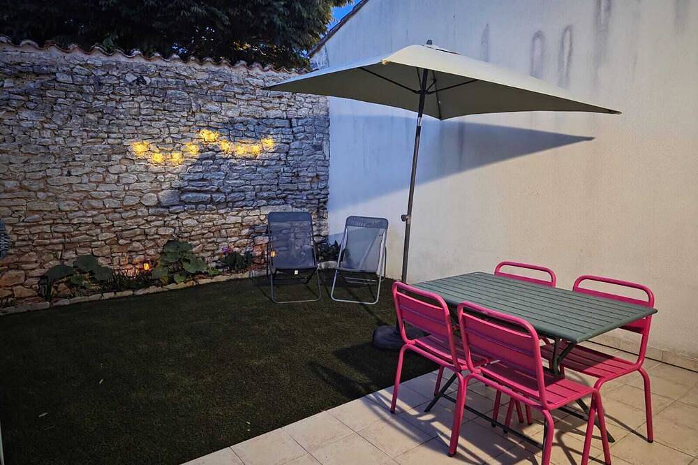 Apartamento entero, Adorable Studio with its private courtyard in the middle of the Vauban ramparts in Saint-Martin-de-Ré, Isla de Ré