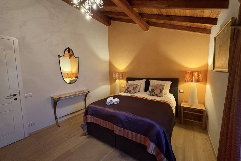 Entire apartment, Luxury apartment in the heart of Arona, just steps from the lake and just 10 meters from Via Cavour, Arona's main shopping street with boutiques, restaurants, and shops for every need. This beautiful two-room apartment features wood and stoneware floors in Arona (Lago Maggiore), Comune di Arona