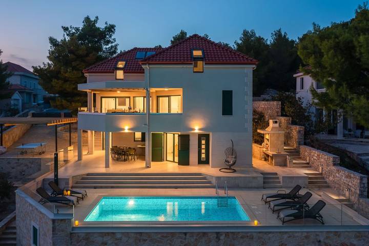 Villa for 10 people, with garden and pool in Brac