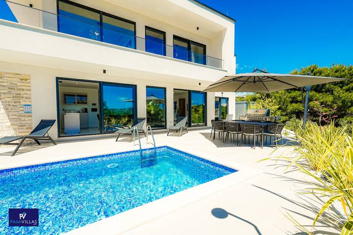 Villa für 8 Personen, mit Balkon und Terrasse sowie Garten in Primosten