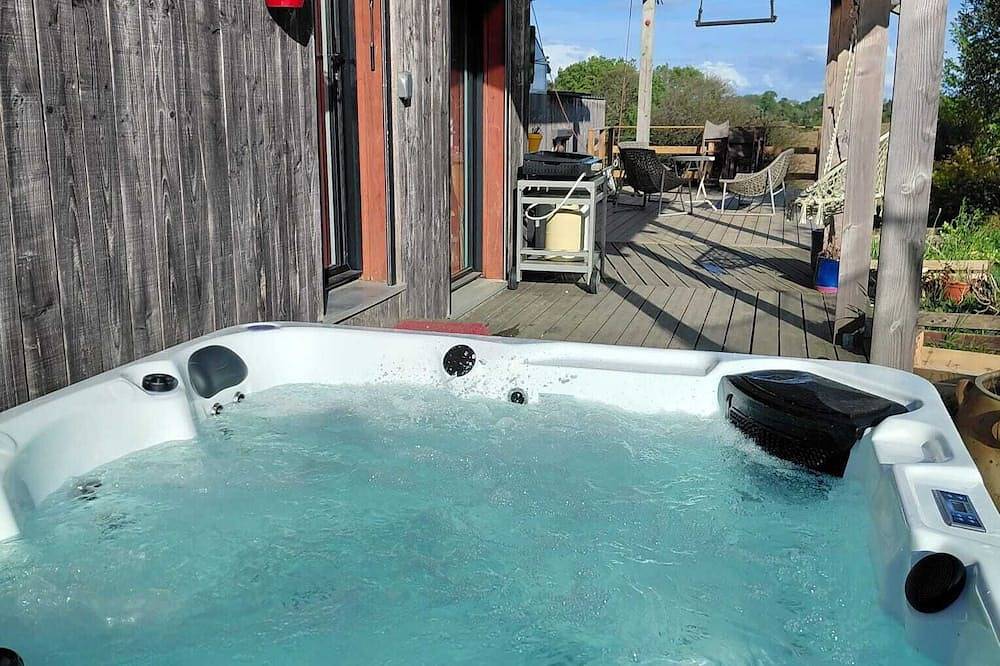 Maison bois avec grande terrasse et Jacuzzi 5 places, sans vis-à-vis in Nivillac, Région de Vannes