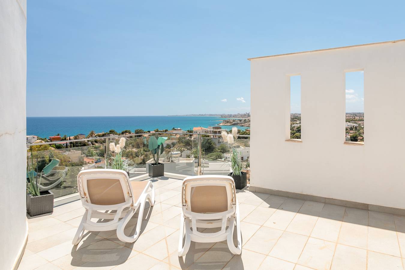 Villa Olivia mit spektakulärem Meer- und Küstenblick in El Campello, Costa Blanca