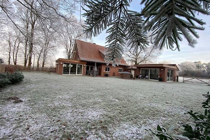 Ferienhaus für 11 Personen, mit Sauna und Terrasse sowie Garten