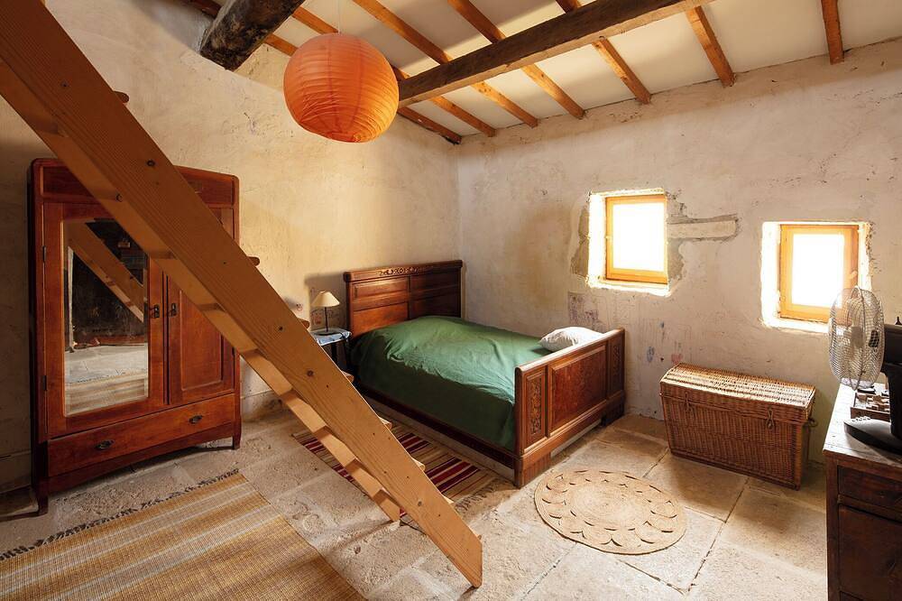 Village house in its original state (under the bell tower) in Meynes, Nimes und Umgebung