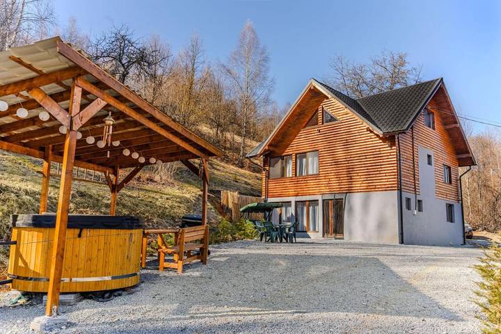 Gîte pour 12 personnes, avec Jacuzzi et Terrasse ainsi que Jardin et Piscine