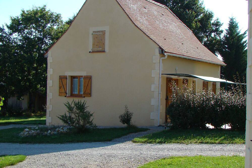 Comfortable 8-person house with shared heated pool between Sarlat and Cahors in Salviac, Lot