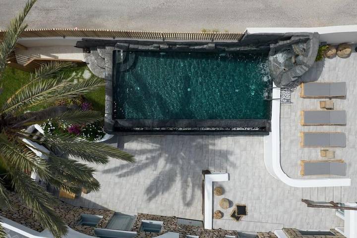 Apartahotel para 13 personas, con jardín además de piscina y vistas, Familias con niños en Santorini