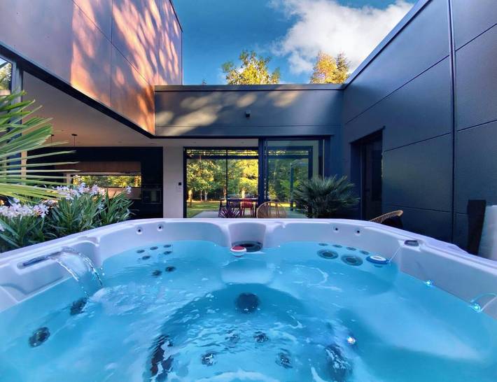 Chambre d’hôte pour 2 personnes, avec Jacuzzi et Terrasse ainsi que Jardin et Vue