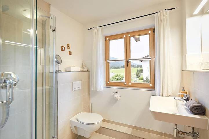 Apartamento entero, (4) Giebelstüberl apartamento de una habitación, unos 30 m², 1-2 personas, sala de estar / dormitorio, cocina americana, balcón in Reit im Winkl, Alpes Bávaros