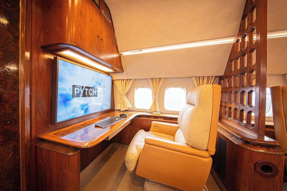 Pytchair Boeing 727 Private Jet Hotel in Bristol, South West England