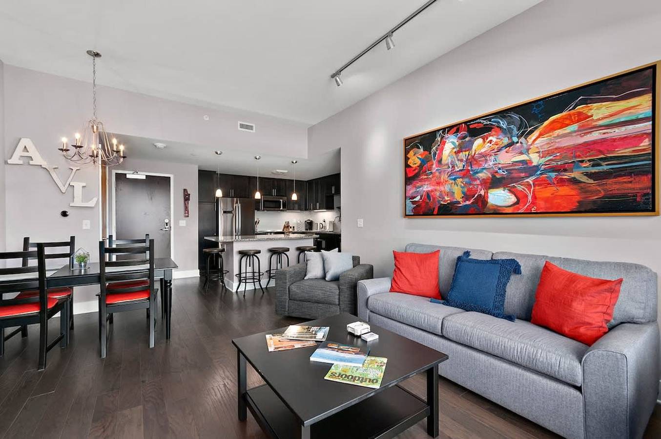 Ganze Wohnung, 2Br Condo w Balcony Free Tix Walk to Downtown in Blue Ridge Parkway, Asheville