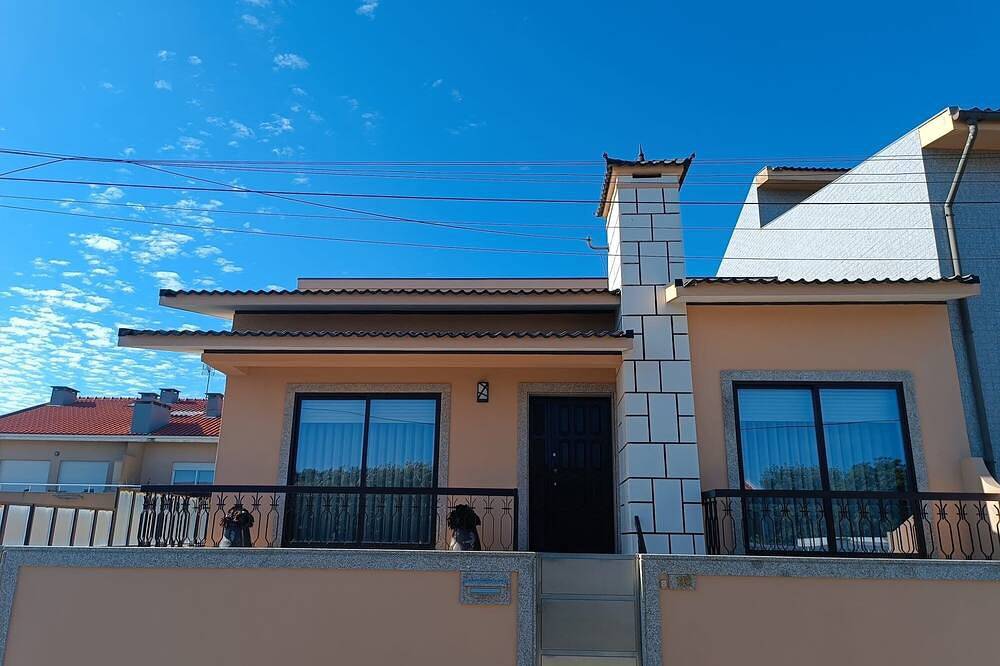 Casa da Mimosa - Alojamento Local a 100m da Praia e 15km do Aeroporto do Porto in Vila Chã, Porto Distrikt