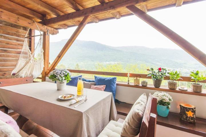 Ferienhaus für 9 Personen, mit Balkon und Terrasse sowie Ausblick