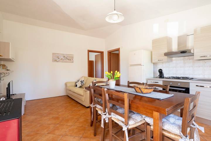 Appartamento intero, Appartamento 'Casa delle Mimose vicino al mare' con gazebo esterno, Wi-Fi e aria condizionata in Buoncammino, Cardedu