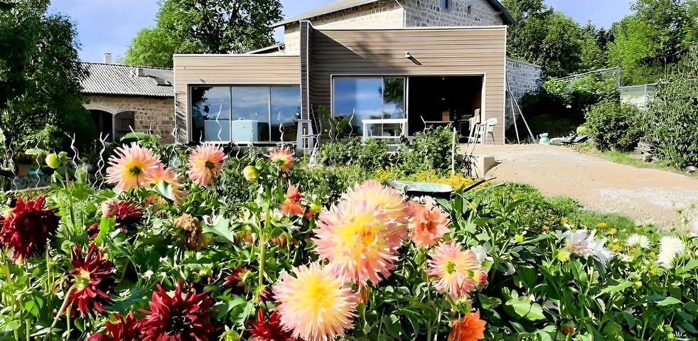Gîte pour 13 personnes, avec Jacuzzi ainsi que Terrasse et Jardin dans Auvergne-Rhône-Alpes