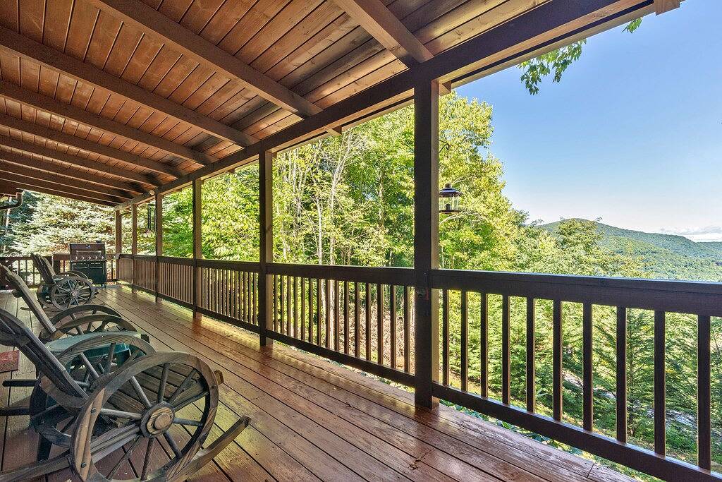 Long Mtn. Views - Covered Porch - Rockers - Fire Pit - Gated - Clean - 5 Stars! in Cataloochee Valley