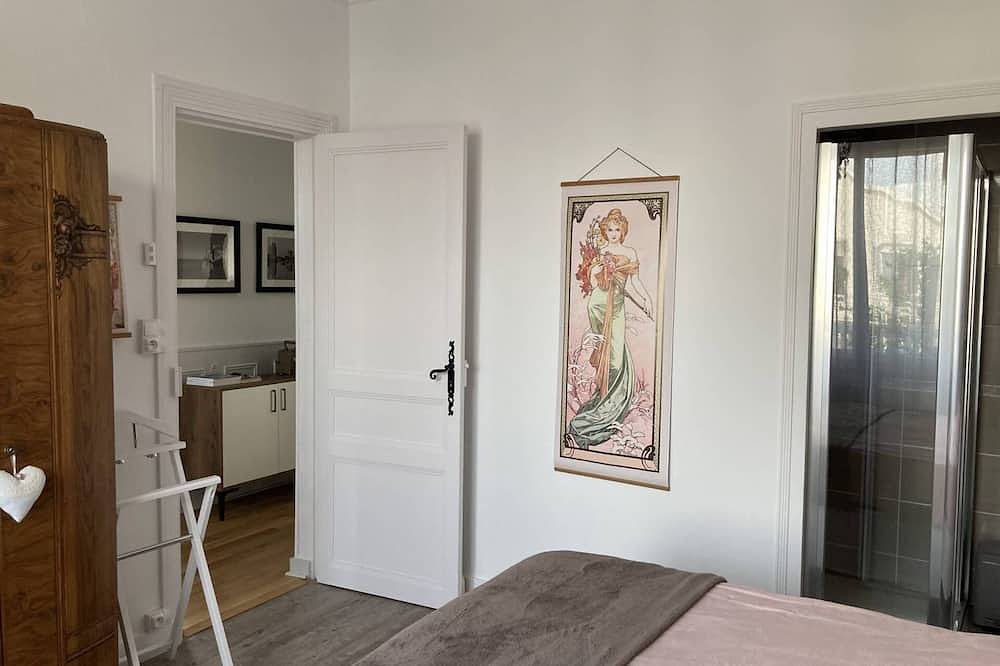 Authentic Charming 2 Bedroom House with Garden near City Center in Saujon, Côte de Beauté