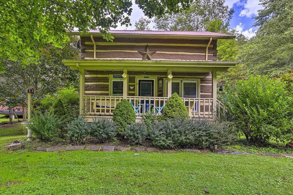 6 Mi to Dtwn Lansing: Riverfront Home w/ Fire Pit in Ashe County