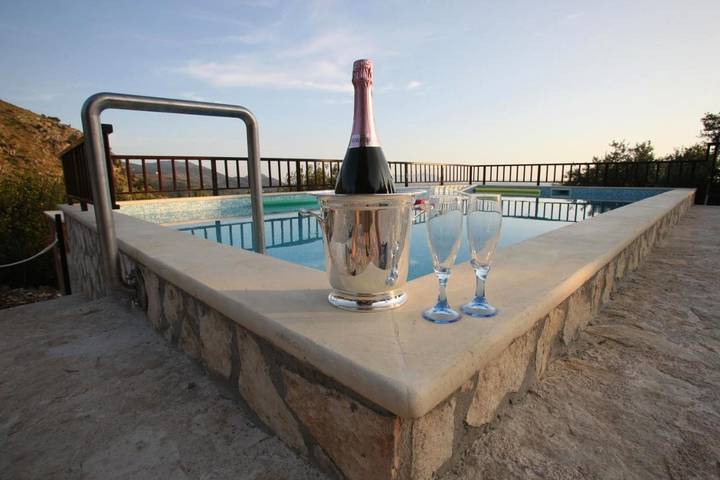 Agriturismo per 6 persone, con Terrazza e Giardino nonché Piscina a Priverno