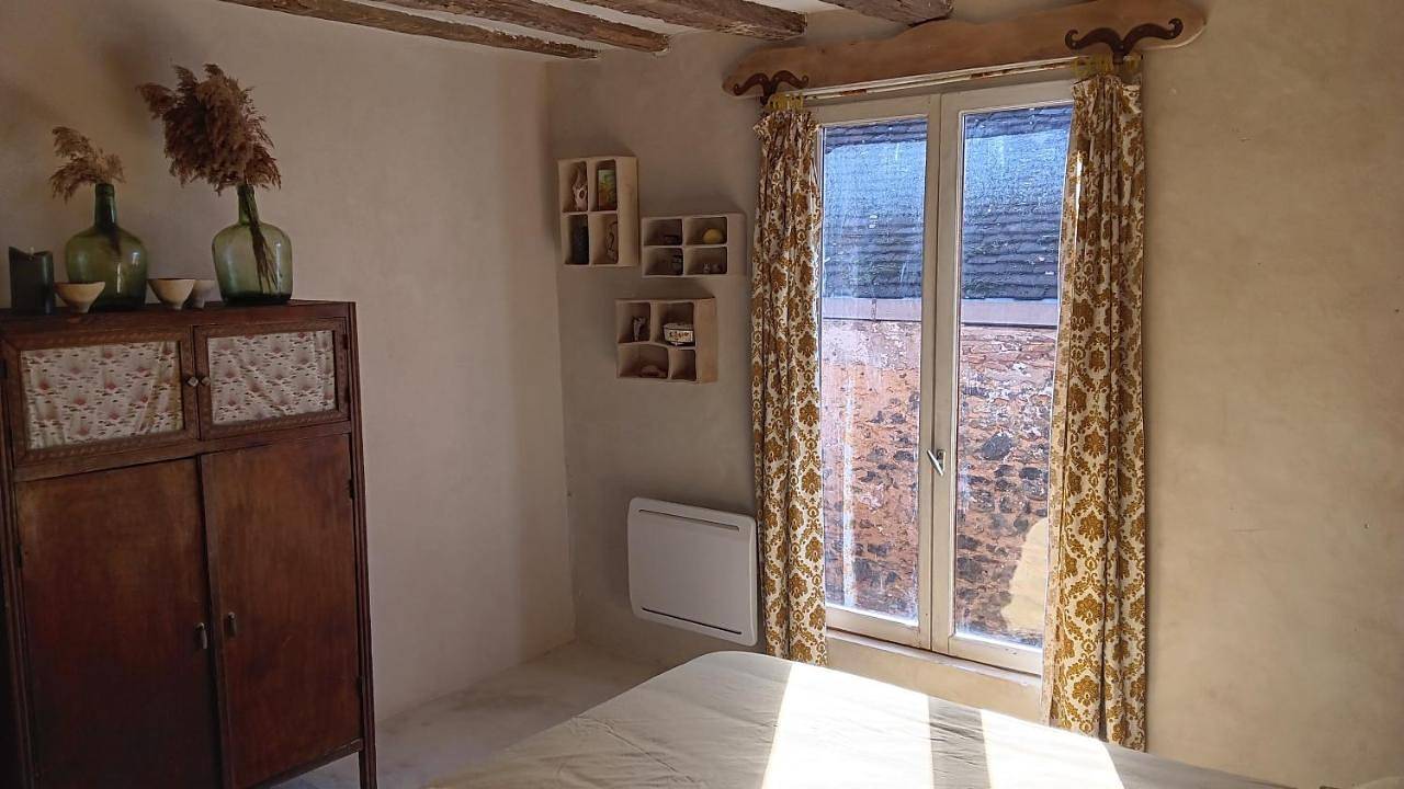 La maison jaune in Saint-Sauveur-en-Puisaye, Région d'Auxerre
