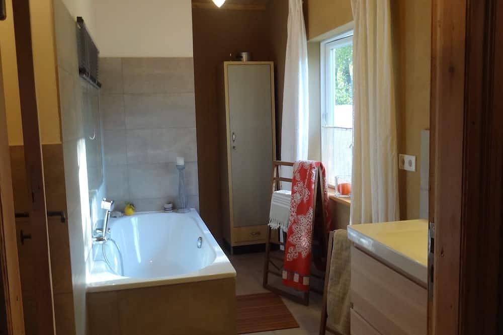 Gemütliches Ferienhaus in traumhafter Lage direkt am Fluss mit schönem Garten in Neuhardenberg, Märkische Schweiz-Oderland