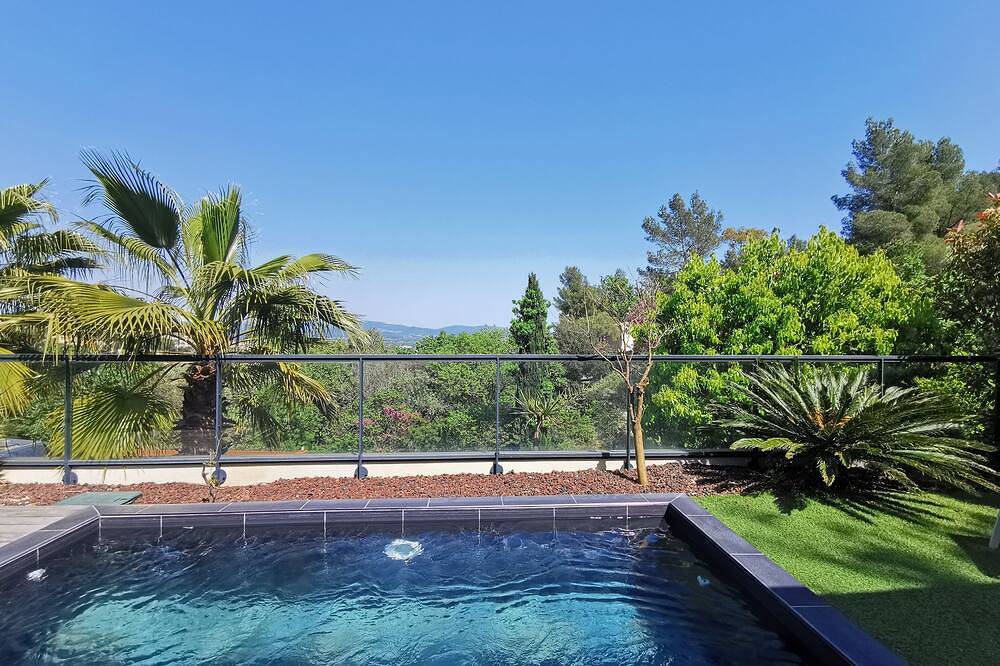 Villa 1 contemporaine avec piscine, 4 chambres, 3 sdb, 2Wc, parking voiture éléc in Hyeres, Parc national Port-Cros