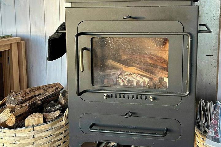 Kleines Haus zwischen Apfelbäumen in der Nähe des Vätternsees in Ödeshög, Vättern