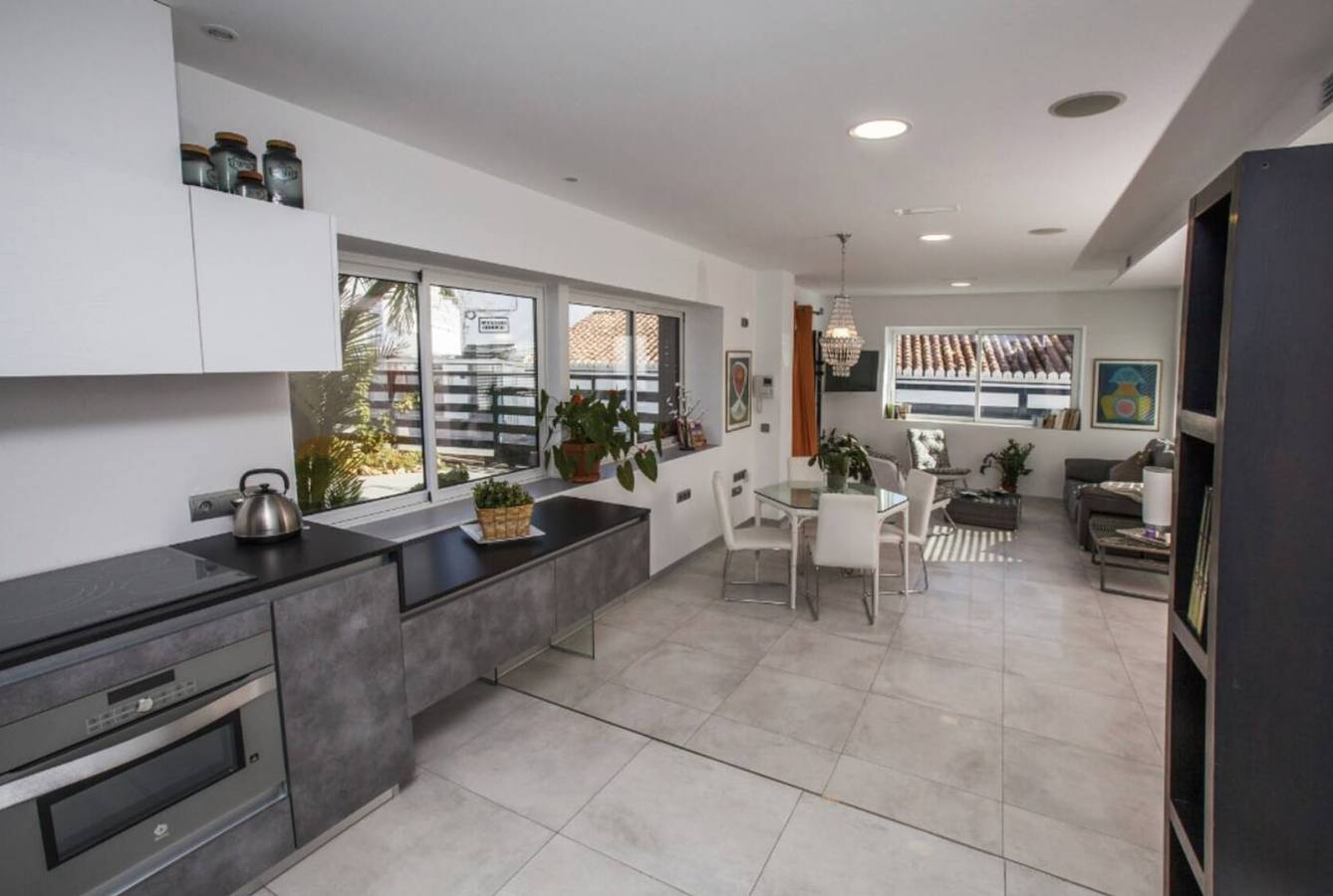 Apartamento entero, Apartamento "Villa San Salvador" con vistas al mar, piscina, Wi-Fi y jardín in Playa Carabeo, Nerja