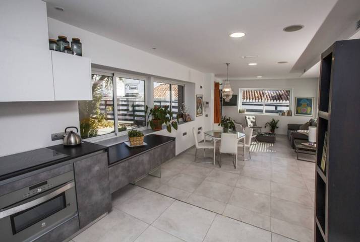 Ganze Wohnung, Ferienwohnung Villa San Salvador mit Meerblick, Pool, WLAN und Garten in Playa Carabeo, Nerja