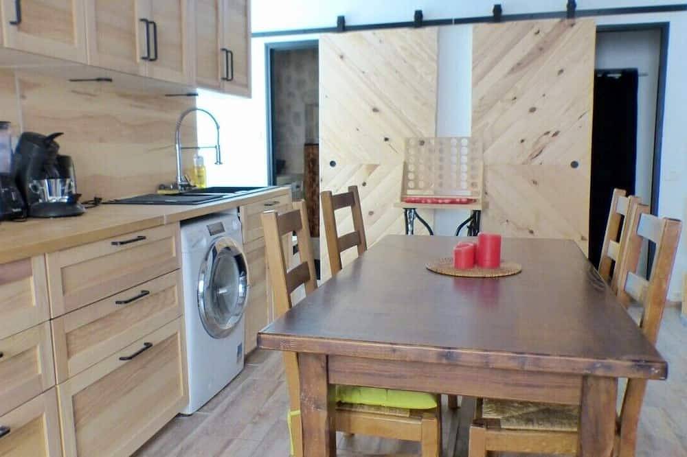 Entire apartment, Atypical apartment in the city center of Ollioules in Ollioules, Toulon region