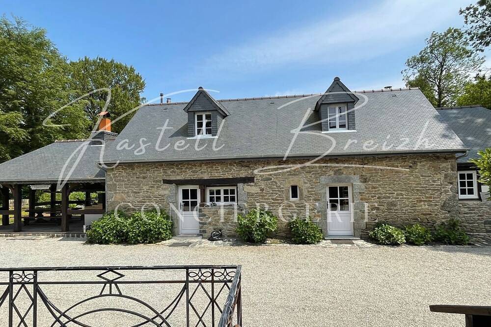 Le cocon du manoir de Kerollivier by Kastell Breizh Conciergerie in Canihuel, Région de Guingamp