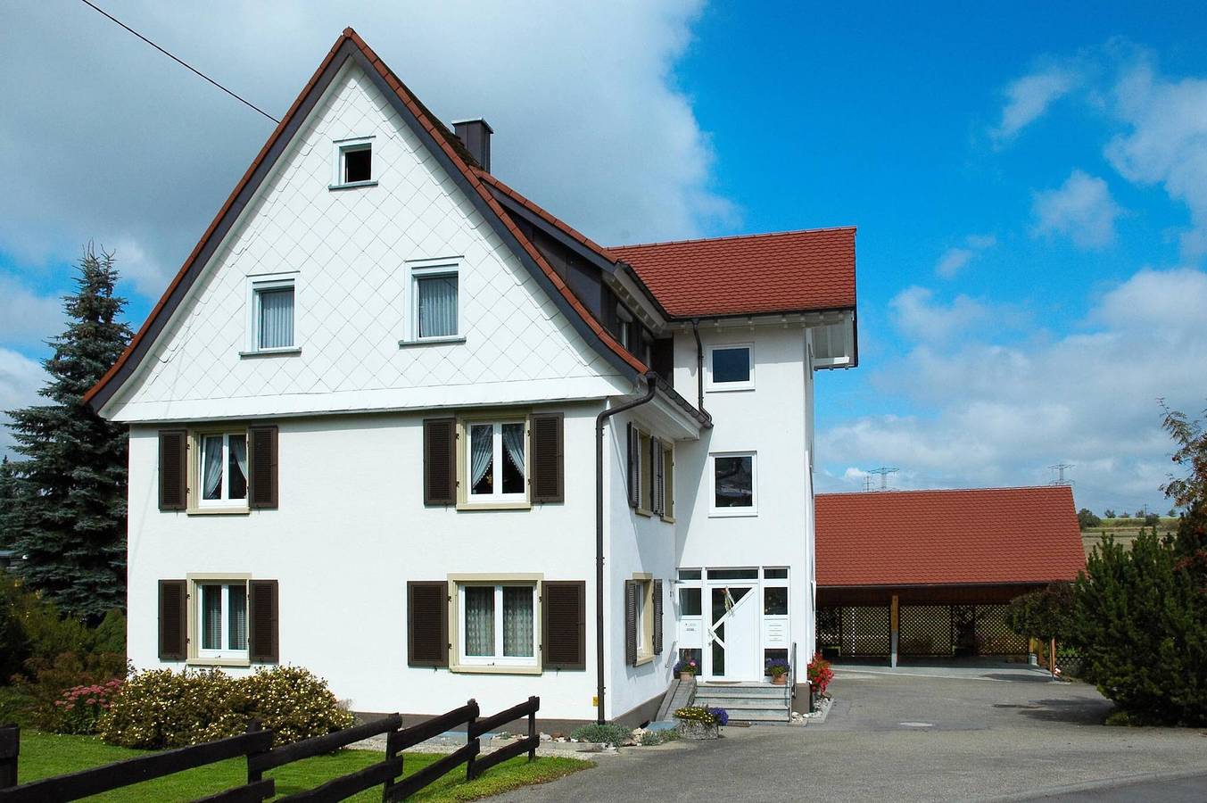 Ganze Wohnung, Großes Apartment - geteilter überdachter Freisitz, Garten, Kinderspielplatz in der Nähe in Villingen-Schwenningen, Mittlerer Schwarzwald