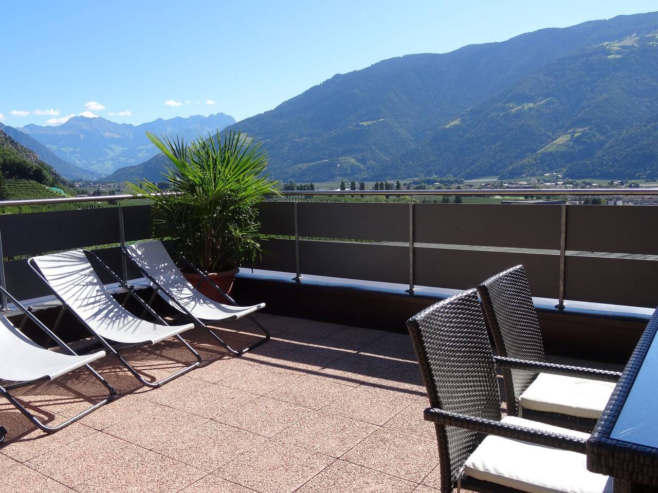 Ganze Wohnung, Apartment 'Fewo Apfelblüte' mit Bergblick, Gemeinschaftspool und Wlan in Naturns, Texelgruppe