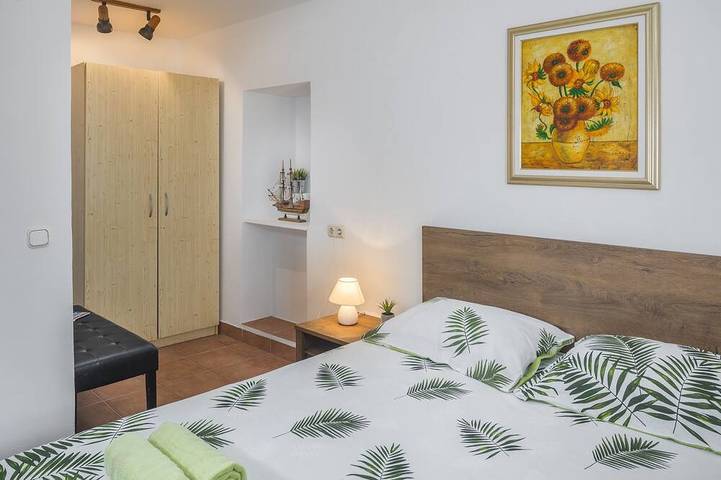 Mediterranes Ferienhaus mit Garten 200 m vom Meer in Medulin City, Medulin