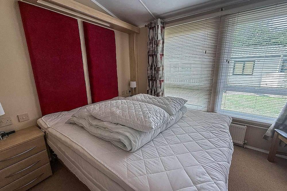 Beautiful 6 berth lodge at Cherry Tree Holiday Park ref 70002Tg in Burgh Castle, Great Yarmouth